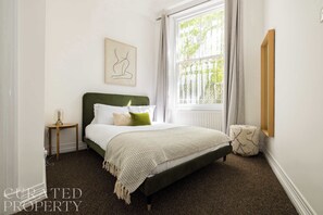 1 bedroom, desk, iron/ironing board, travel crib - Spacious Earls Court Apt - Office & Rear Terrace (Greater London)
