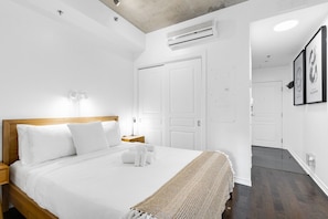 1 chambre, bureau, fer et planche à repasser, lit parapluie