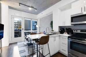 Køleskab, mikrobølgeovn, ovn, kogeplade