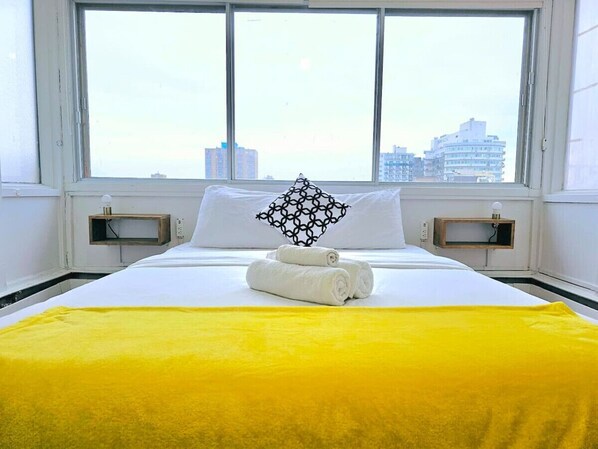 Bureau, fer et planche à repasser, lit de bébé portatif, Wi-Fi