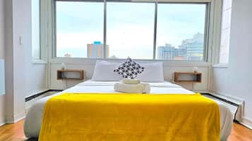 Schreibtisch, BĂŒgeleisen/BĂŒgelbrett, Reisekinderbett, WLAN