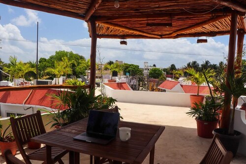 2 Blocks from Bus Station Apartment