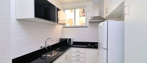 ثلاجة، ميكروويف، ماكينة لصنع القهوة/الشاي، محمصة خبز