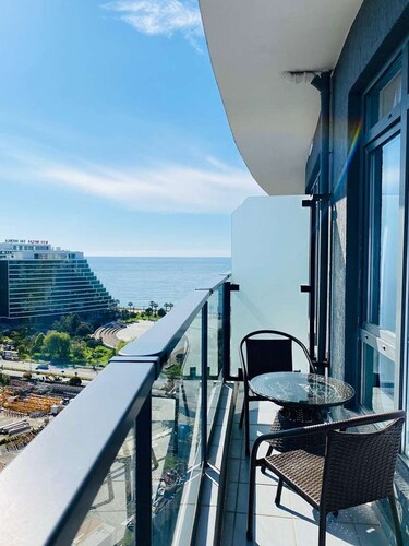5 M walk to Boulevard and Beach free Parking & nature view both sides