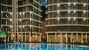 Een modern hotel met meerdere verdiepingen en een zwembad.