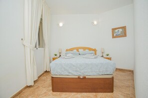 Fer et planche à repasser, Wi-Fi gratuit, draps fournis