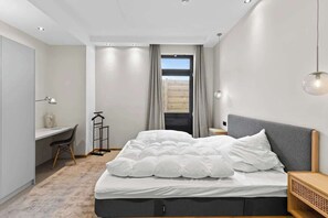 3 Schlafzimmer, Schreibtisch, Bügeleisen/Bügelbrett, Reisekinderbett