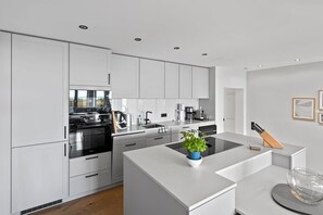 Fridge, microwave, oven, stovetop - Luxury by the sea with home cinema & wellness (Glowe)