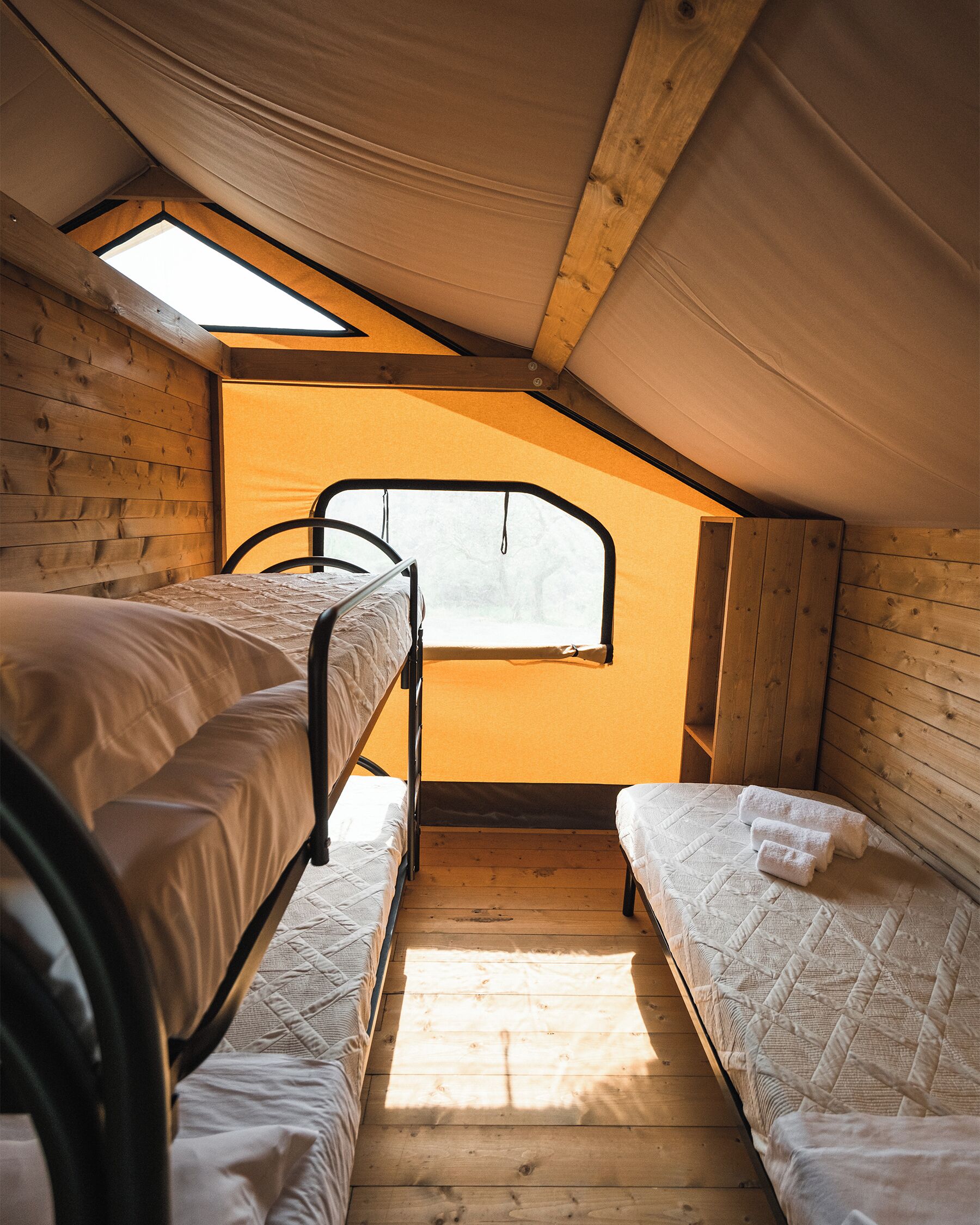 Luxe tent, 2 slaapkamers, airconditioning, uitzicht op heuvels | Verduisterende gordijnen, een strijkplank/strijkijzer, gratis wifi