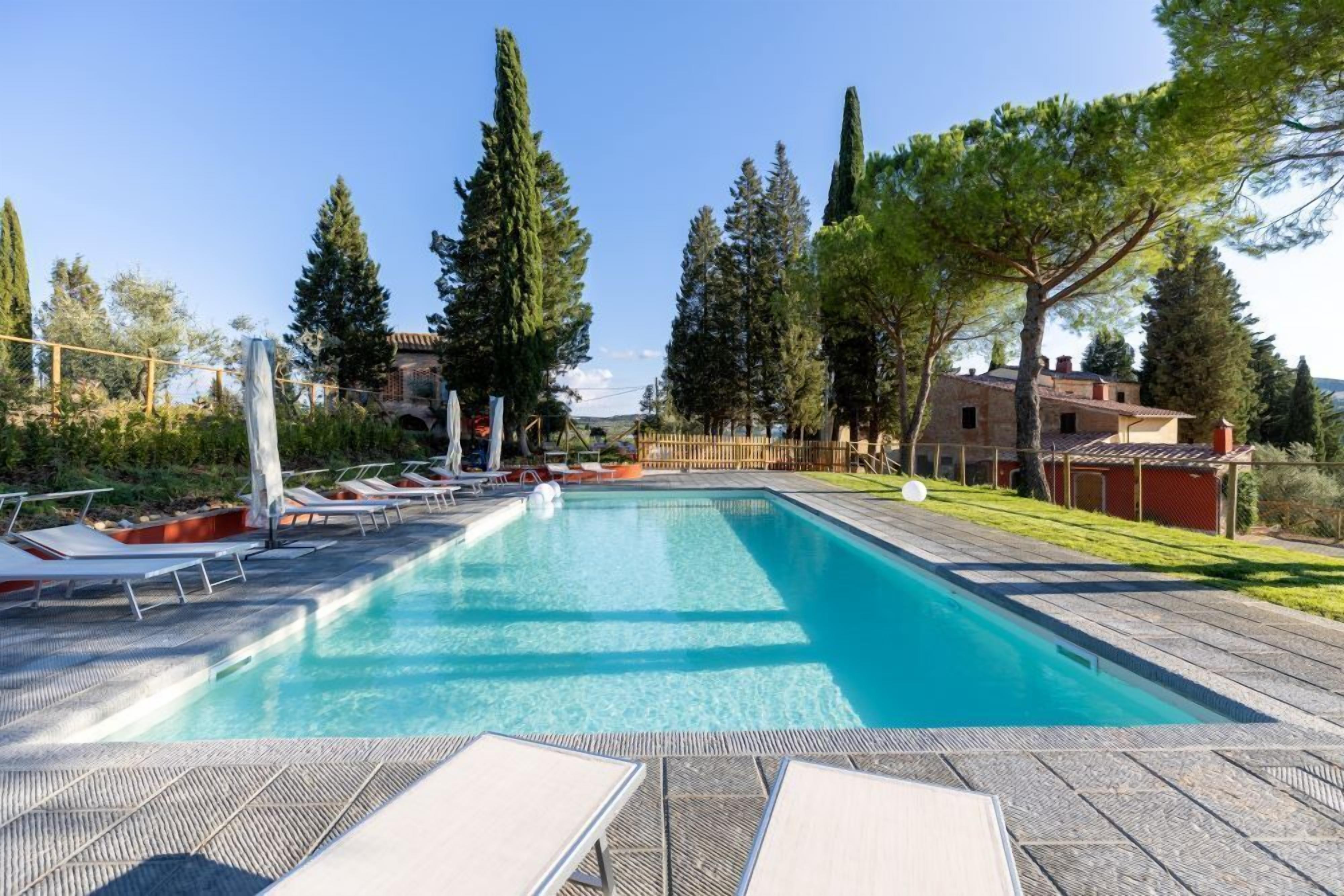 Piscina a l'aire lliure de temporada (horari: 09:30-20:00) i para-sols 