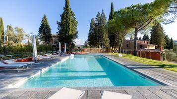 Una piscina al aire libre de temporada (de 09:30 a 20:00), sombrillas