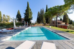 Seasonal outdoor pool, open 9:30 AM to 8:00 PM, pool umbrellas - Agriturismo Poggio Nardini (Montelupo Fiorentino)
