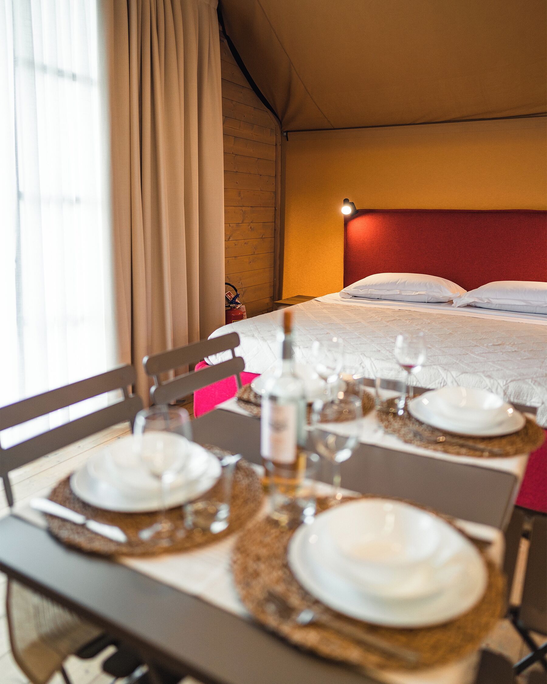 Luxe tent | Verduisterende gordijnen, een strijkplank/strijkijzer, gratis wifi