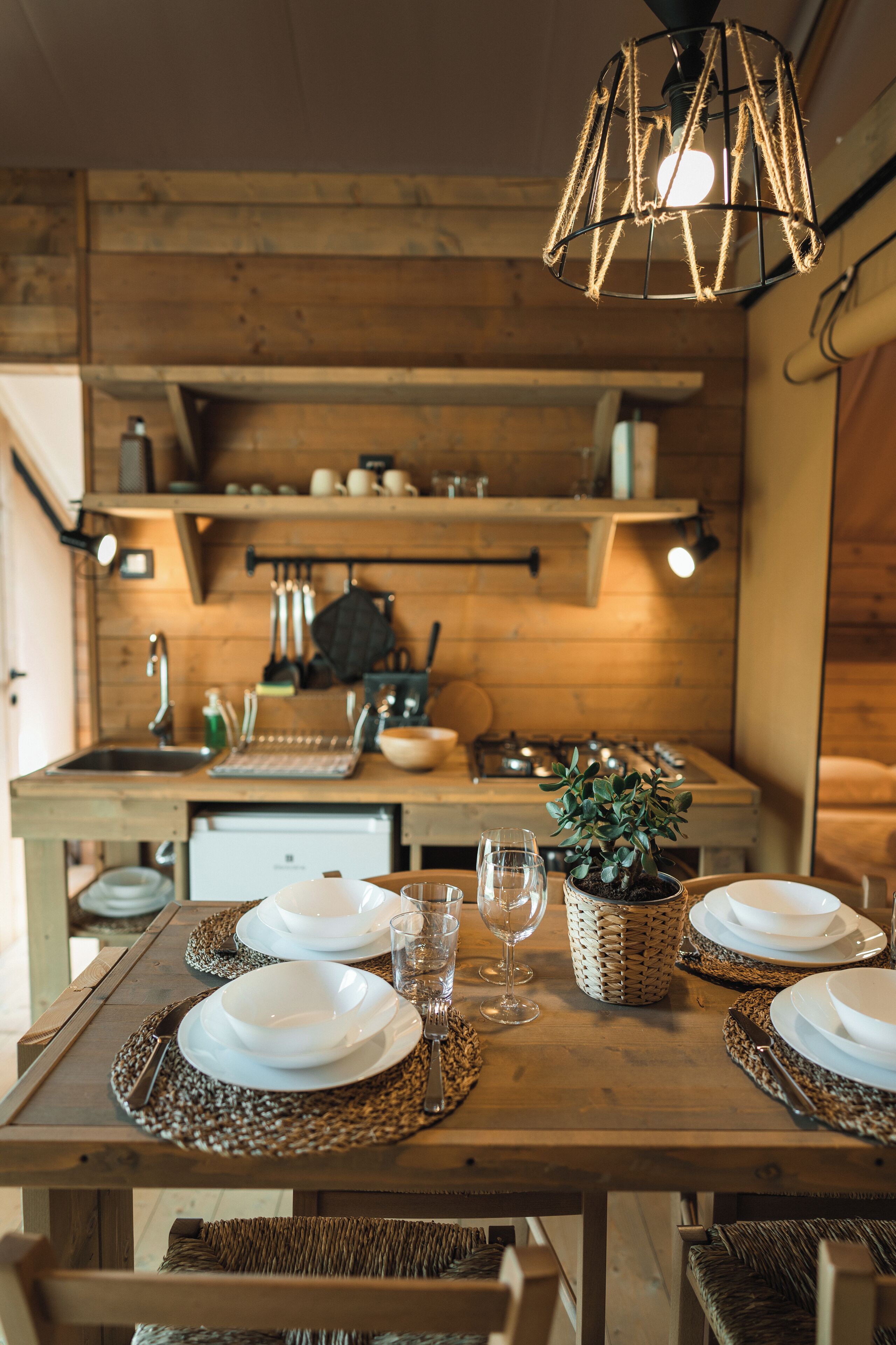 Tente Luxe, 2 chambres, climatisation, vue colline | Cuisine privée | Réfrigérateur, chaise haute