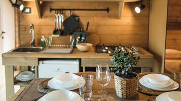 Tente Luxe, 2 chambres, climatisation, vue colline | Cuisine privée | Réfrigérateur, chaise haute