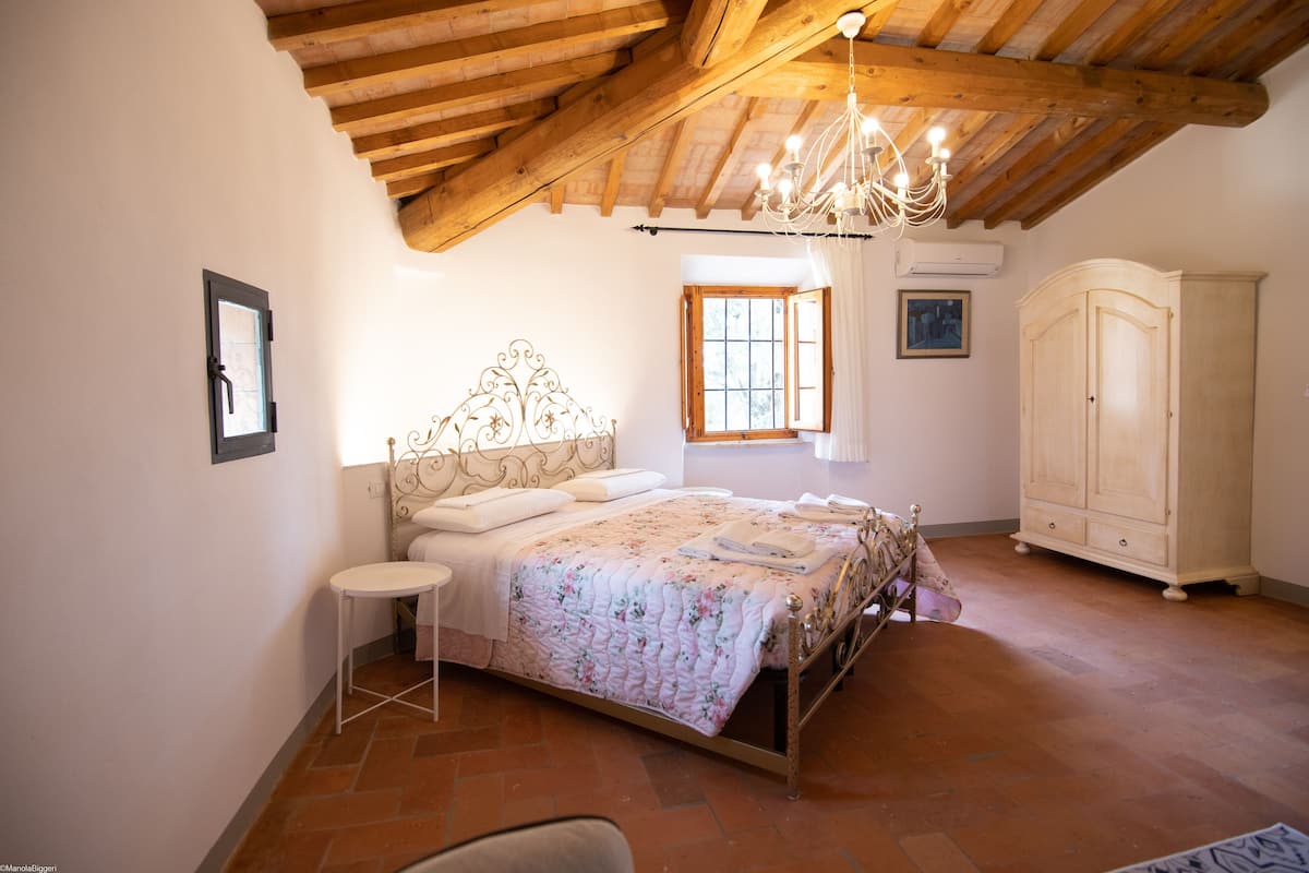 3 bedrooms, blackout curtains, iron/ironing board, free WiFi