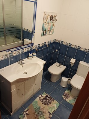 Jetted bath, bidet, towels, toilet paper - Cozy bedroom in charming Nazaré perfect for confortable stay. (Nazaré)