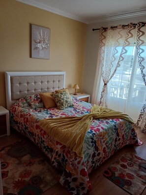 1 bedroom, WiFi, bed sheets - Cozy bedroom in charming Nazaré perfect for confortable stay. (Nazaré)