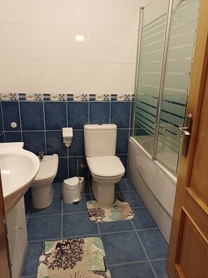 Jetted bath, bidet, towels, toilet paper - Cozy bedroom in charming Nazaré perfect for confortable stay. (Nazaré)