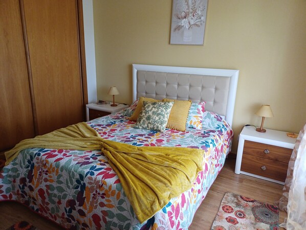 1 bedroom, WiFi, bed sheets - Cozy bedroom in charming Nazaré perfect for confortable stay. (Nazaré)