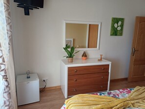 1 bedroom, WiFi, bed sheets - Cozy bedroom in charming Nazaré perfect for confortable stay. (Nazaré)