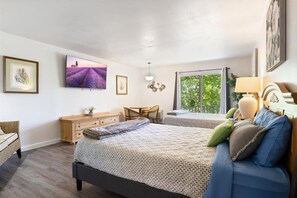 3 bedrooms, iron/ironing board, WiFi, bed sheets - Margaritaville house next to pool (Osage Beach)