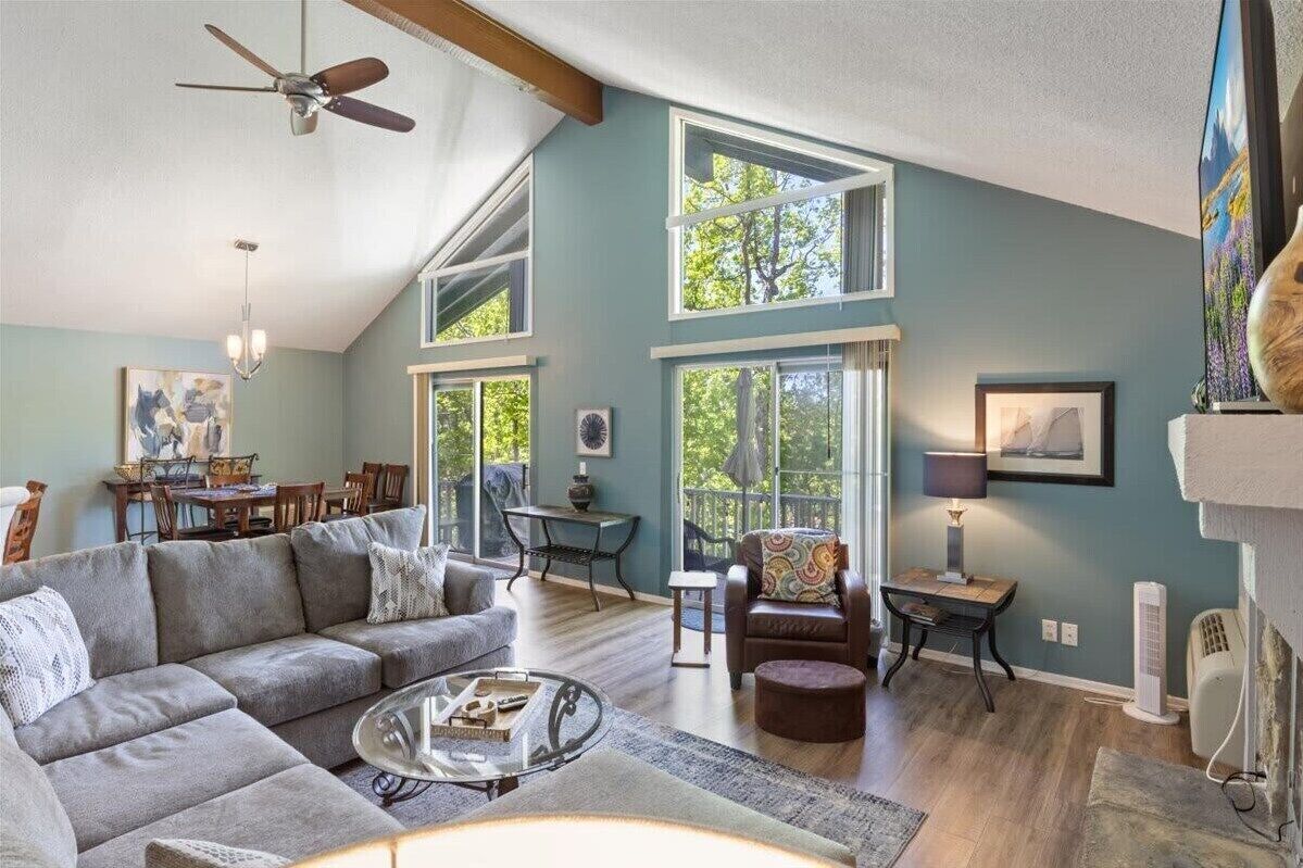 Télévision à écran plat, cheminée