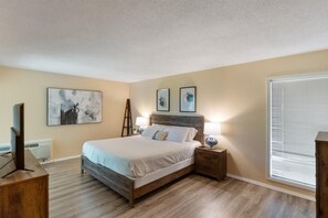 3 bedrooms, iron/ironing board, WiFi, bed sheets - Margaritaville house next to pool (Osage Beach)