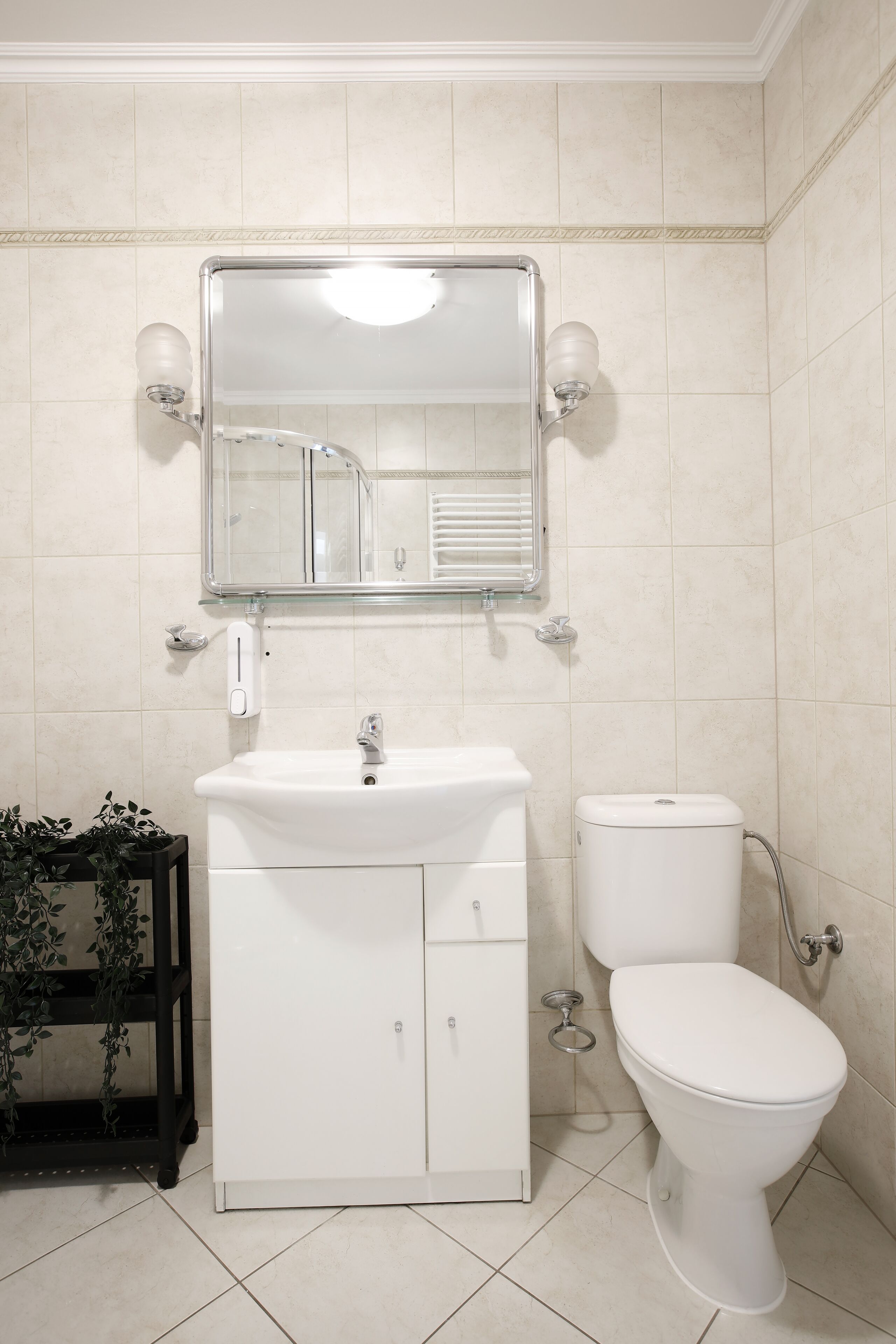 Ein Badezimmer mit Waschbecken, Spiegel und Toilette.
