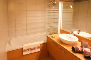 Douche, sèche-cheveux, serviettes fournies