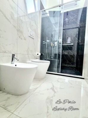 Chuveiro, banheira de hidromassagem, secador de cabelo, bidê