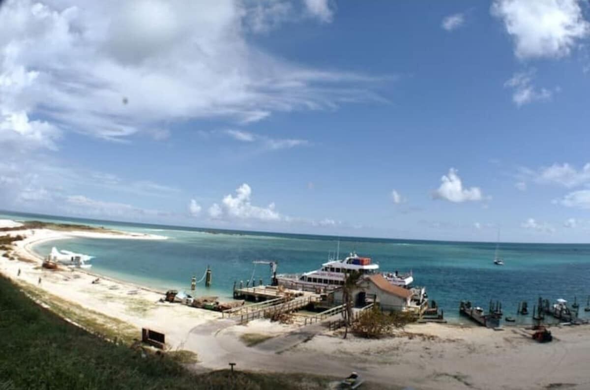 Une vue sur la côte, avec une jetée, une plage et l’océan.