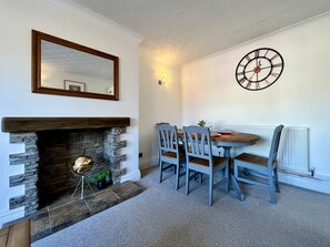 Family Cottage | Living area | 50-inch Smart TV with digital channels, Netflix, streaming services - Curzon House 2 (Cleethorpes)