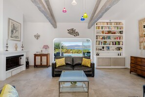 Télévision, cheminée, lecteur de DVD, chaîne hi-fi