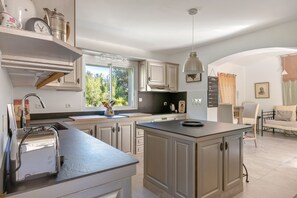 Fridge, microwave, oven, dishwasher - Villa des Orangers - Charmante villa vue mer avec piscine (Grosseto-Prugna)