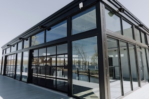 Een modern gebouw met grote glasramen en een plat dak.