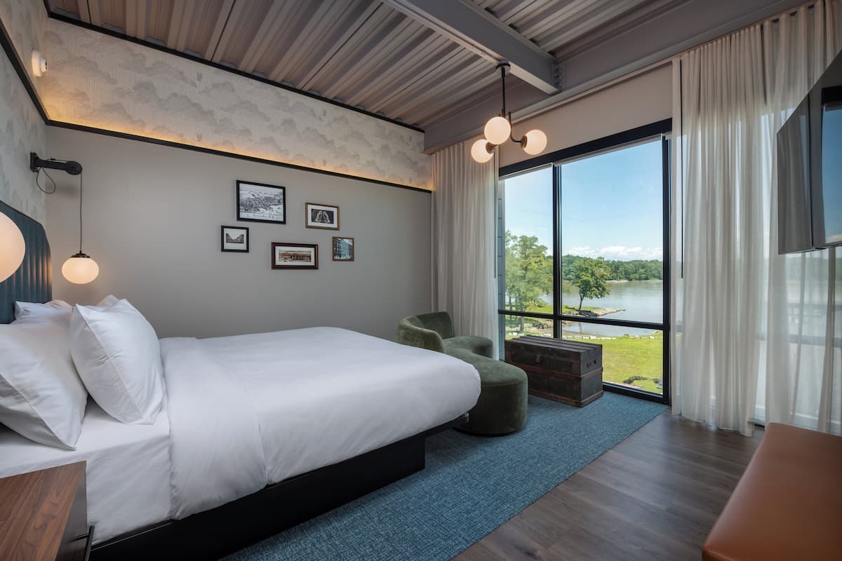 Room, 1 King Bed, River View | Premium bedding, in-room safe, desk, laptop workspace