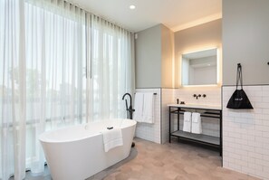 Designer-Toilettenartikel, Haartrockner, Bademäntel, Handtücher