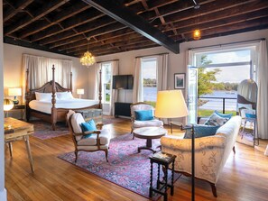 Premium bedding, in-room safe, desk, laptop workspace