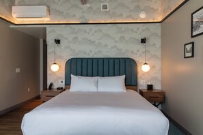 Premium bedding, in-room safe, desk, laptop workspace - voco James Newbury Hudson Valley by IHG (Coxsackie)