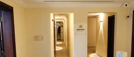 Ein Hotelgang mit einer Rezeption, einem Stuhl und einem Schild mit der Aufschrift 'Pharaohs'.
