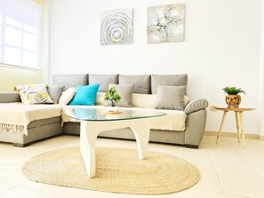 Smart TV - Spacious Apartment With Relaxing View Terrace and Heated Pools, Los Cristianos (CN)