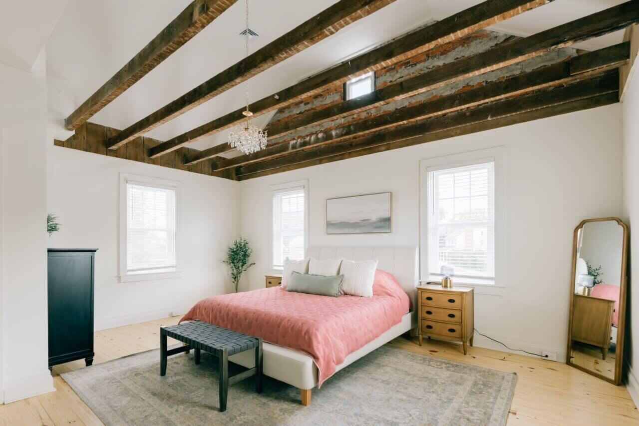 4 habitaciones, escritorio y tabla de planchar con plancha 