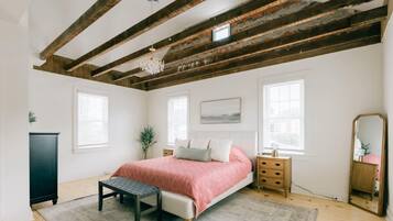 4 habitaciones, escritorio y tabla de planchar con plancha