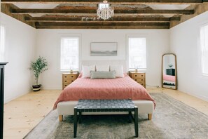 4 bedrooms, desk, iron/ironing board, travel crib