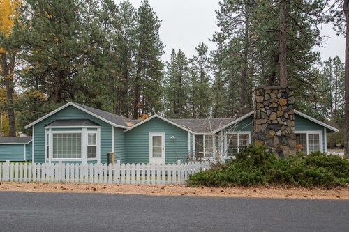 Pine Street Cottage 3 BDRM home in a great location, near downtown Sisters