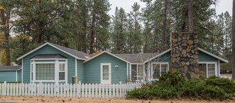 Pine Street Cottage 3 BDRM home in a great location, near downtown Sisters