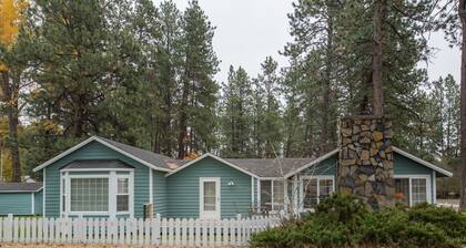 Pine Street Cottage 3 BDRM home in a great location, near downtown Sisters