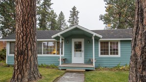 A small, single-story house with a front porch, a white door, and a mailbox. - Pine Street Cottage 3 BDRM home in a great location, near downtown Sisters (Sisters)