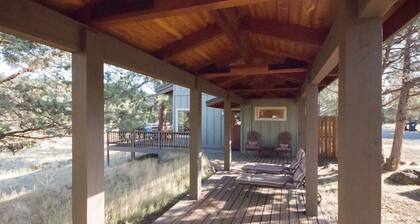 Beautiful Meadow Views | Walk to Town | Sisters OR Vacation Cabin